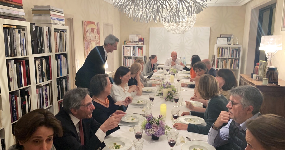 Table dressée pour un dîner thématique Luxe Partenaires